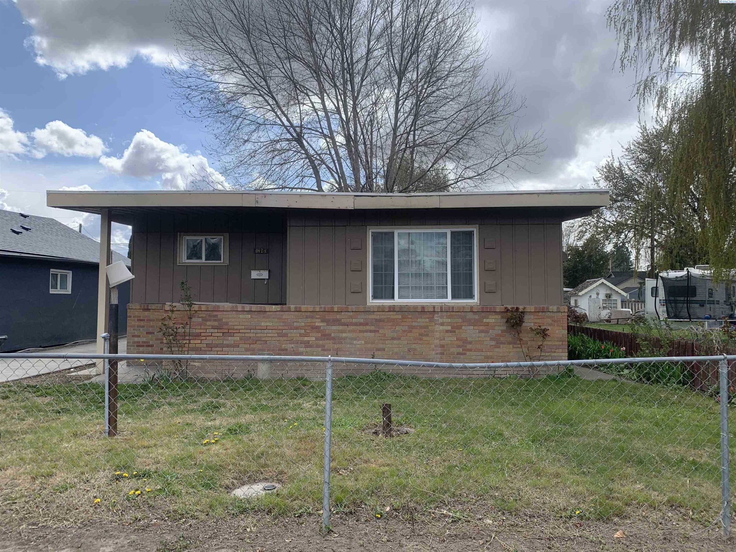 Photo of Newly Listed – 1423 W 1st Ave, Kennewick, WA 99336