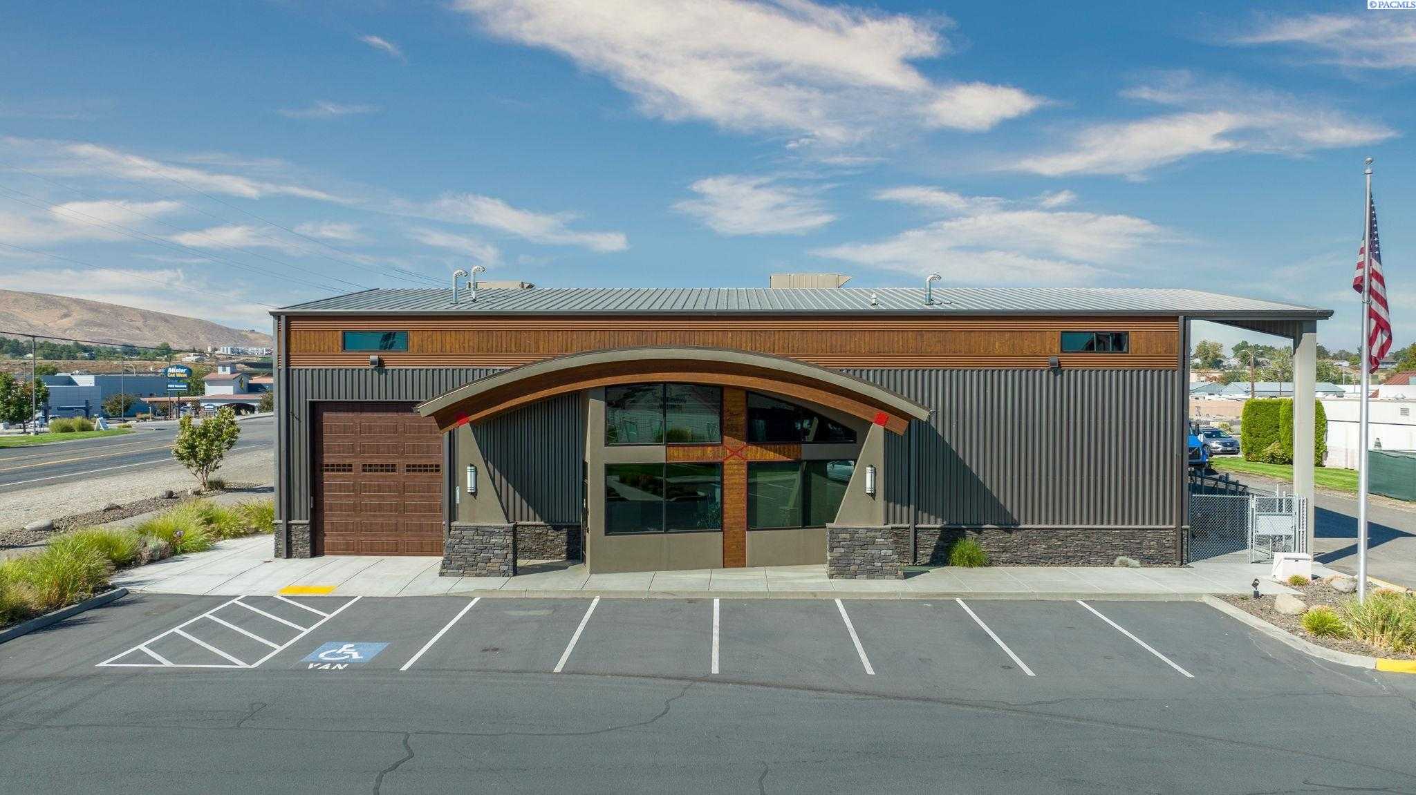 Photo of Newly Listed – 950 Aaron Dr, Richland, WA 99352