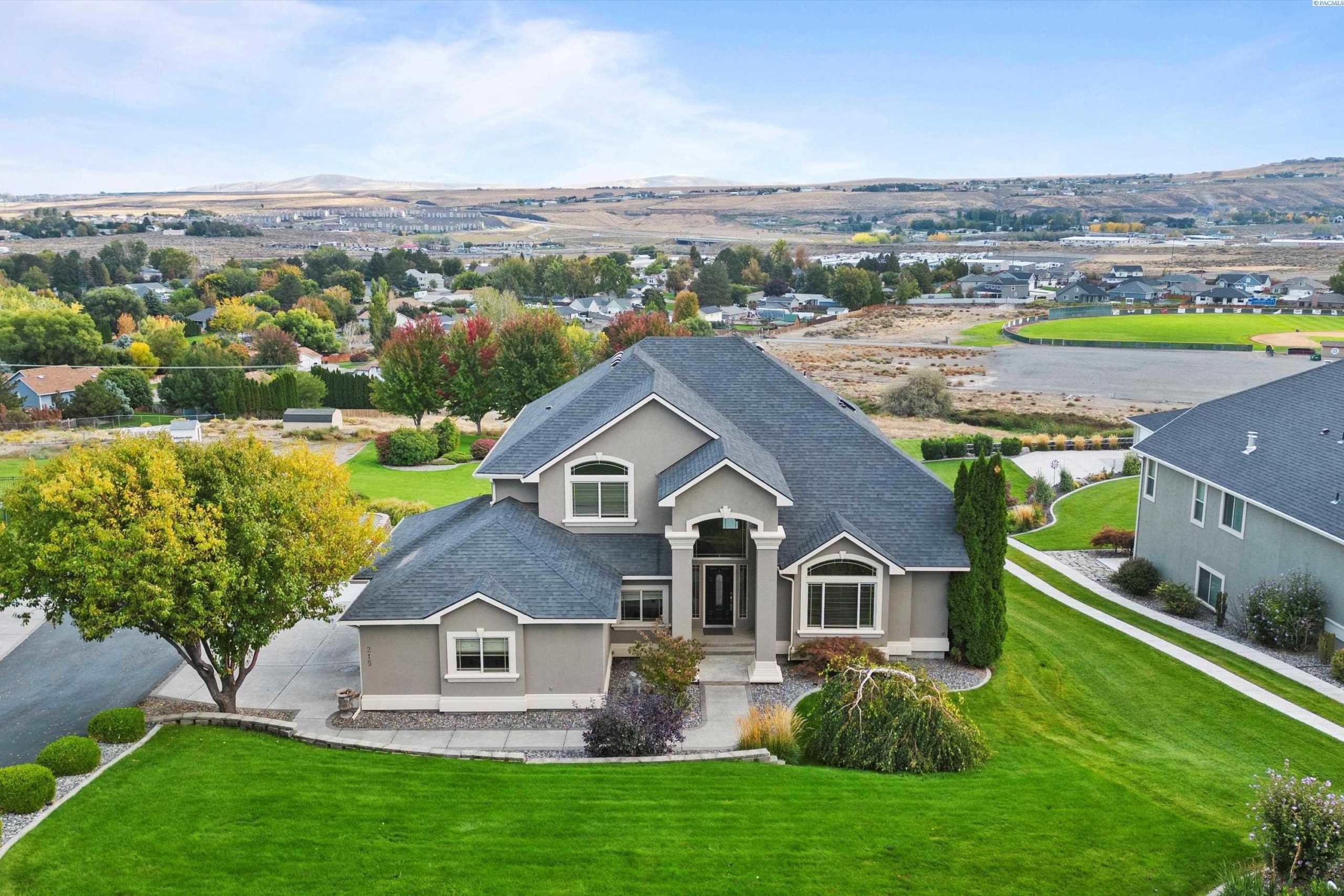Photo of Newly Listed – 215 S Kristen Lane, Kennewick, WA 99338
