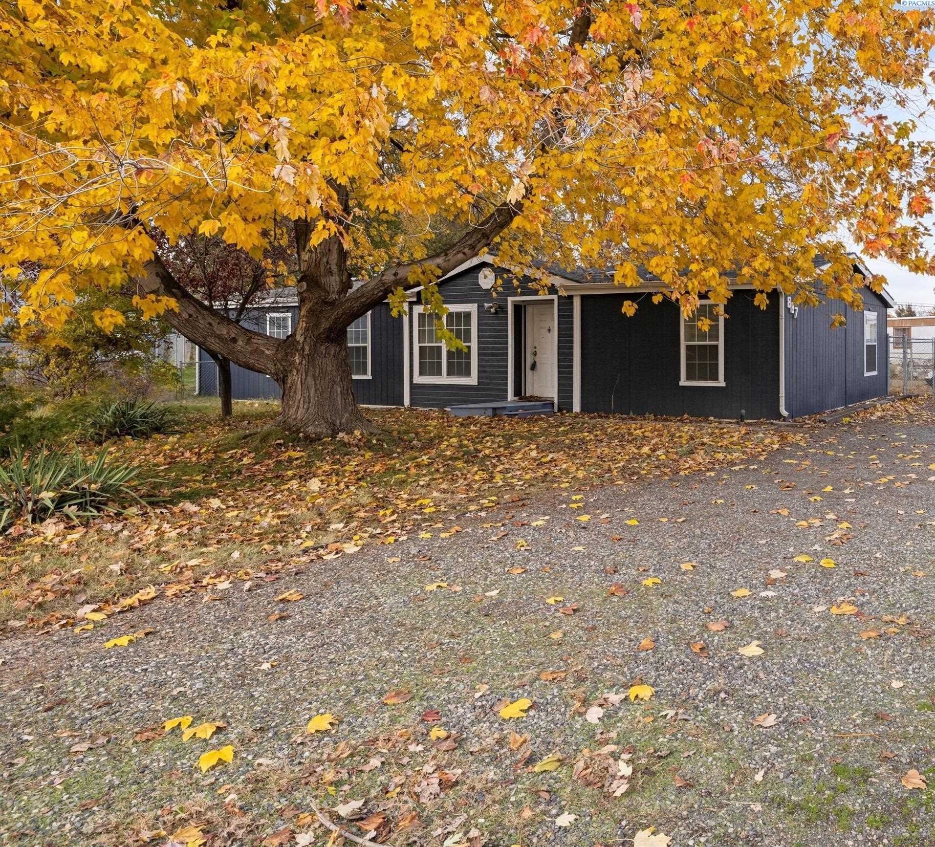 Photo of Newly Listed – 887 N 60th Ave, West Richland, WA 99353