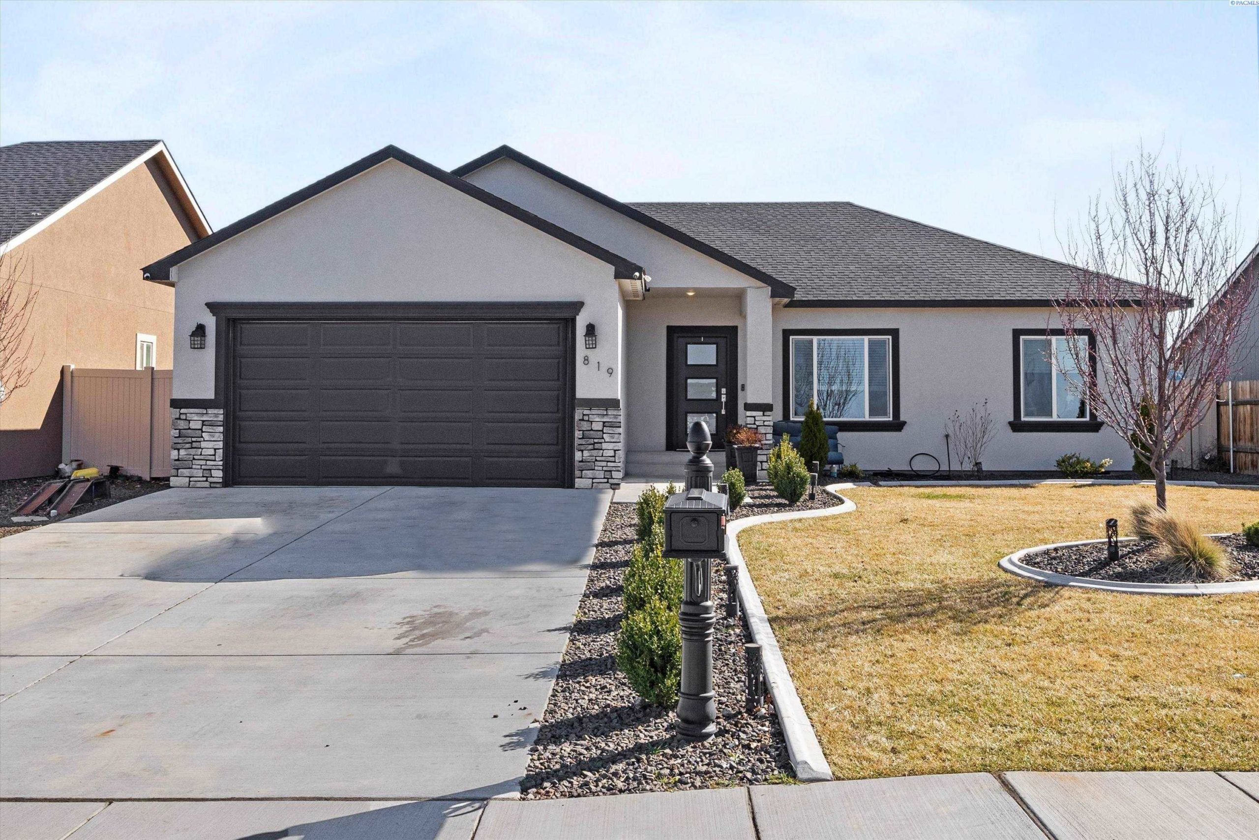 Photo of Newly Listed – 819 N Wehe, Pasco, WA 99301