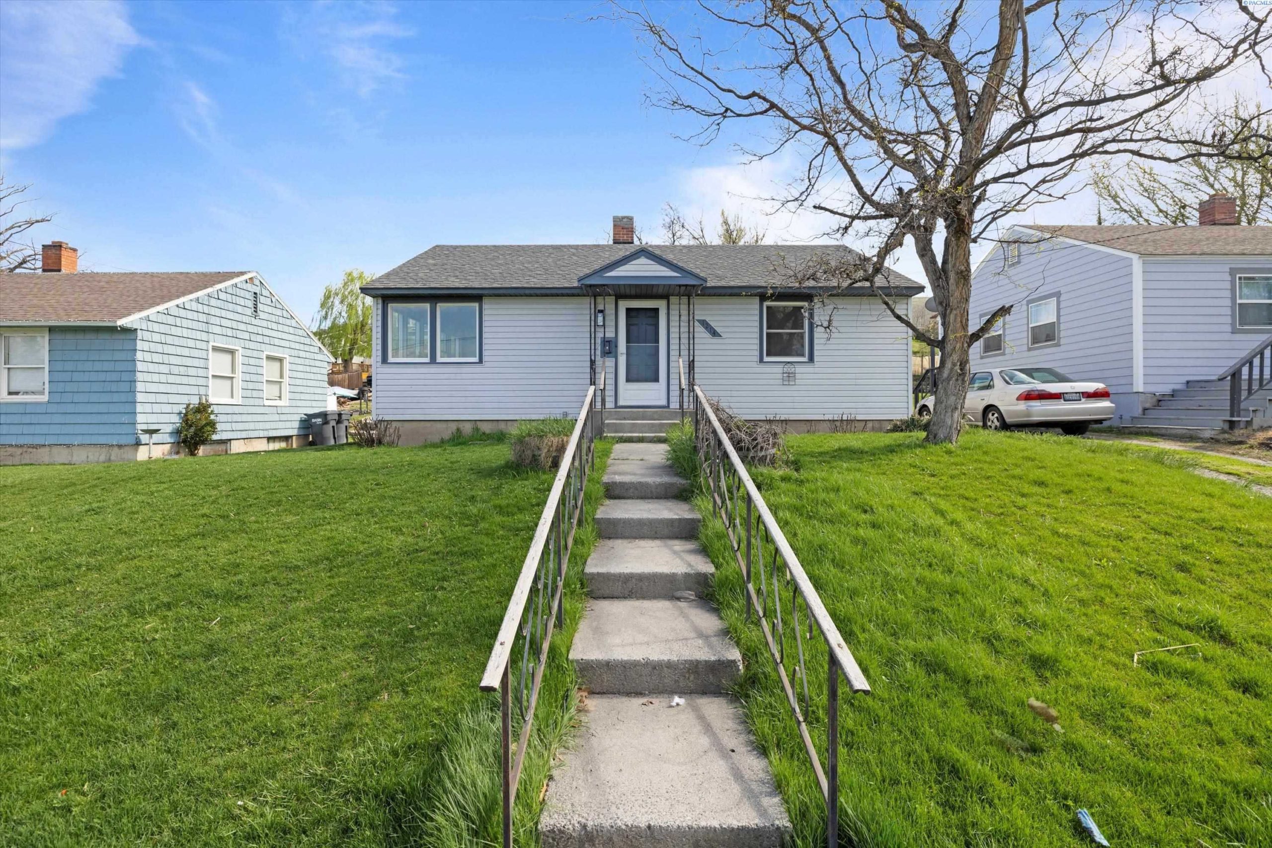 Photo of Newly Listed – 1214 Playfield Ave, Prosser, WA 99350