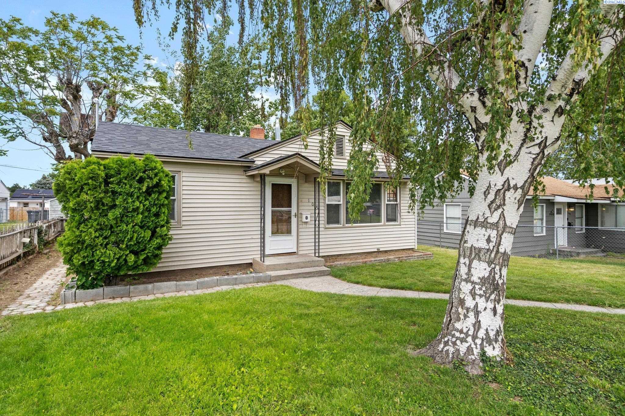 Photo of Newly Listed – 105 E 6th Ave, Kennewick, WA 99336