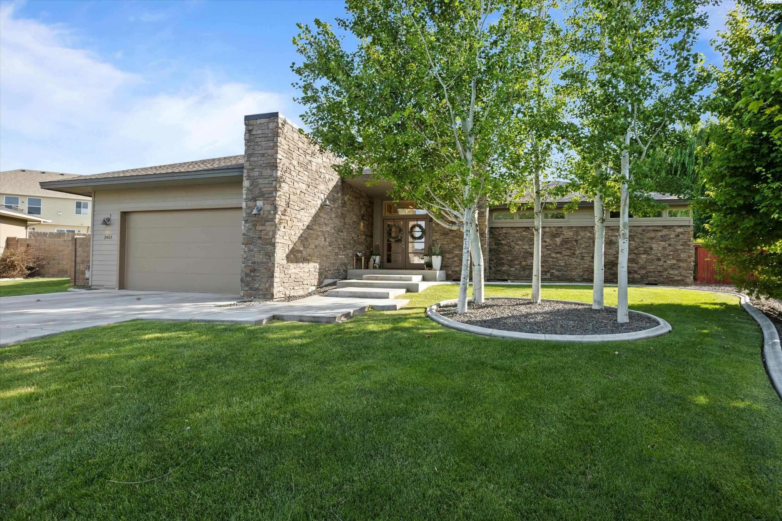 Photo of Newly Listed – 2451 W 49th Ave, Kennewick, WA 99337