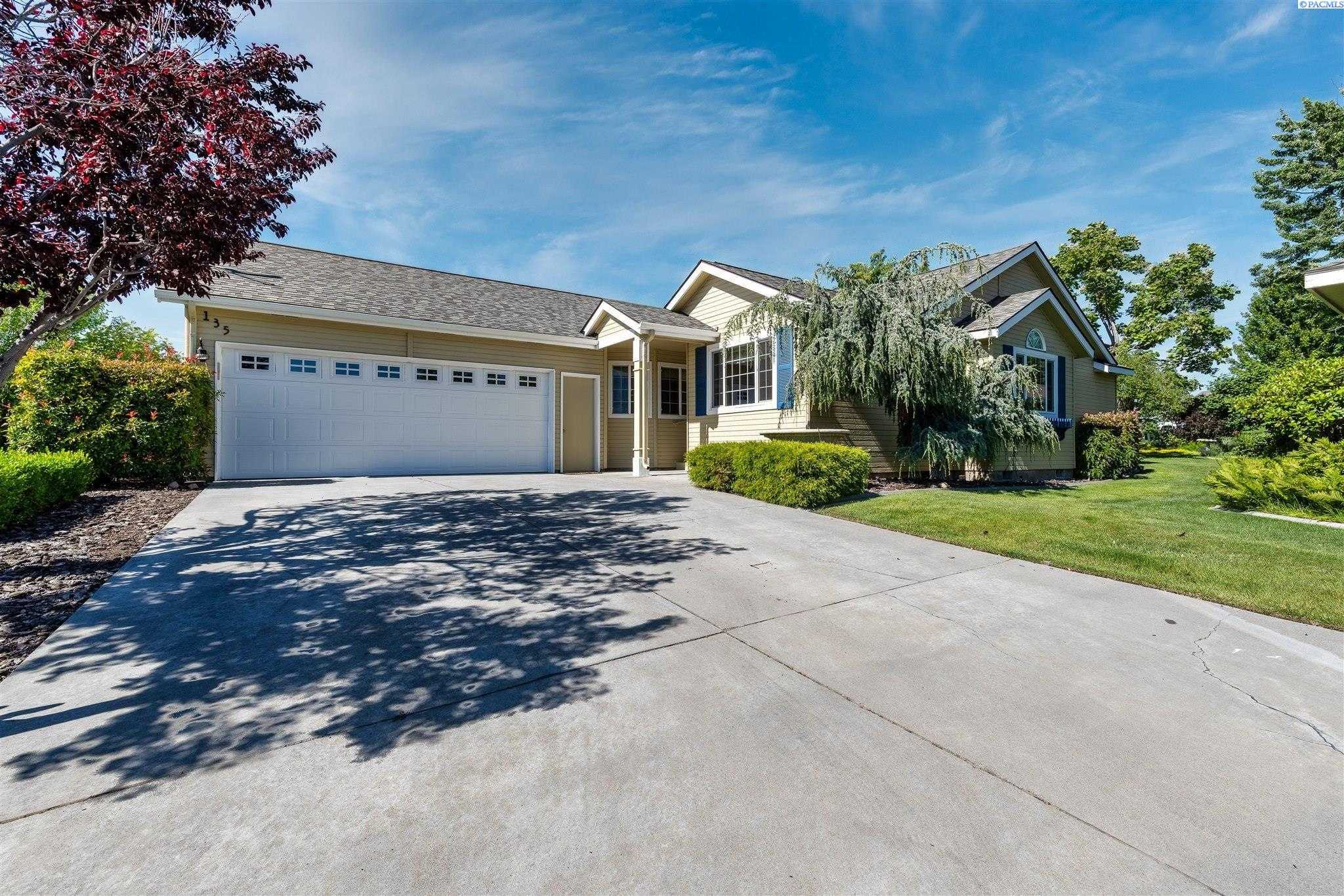 Photo of Newly Listed – 135 Carmargo Ln, Pasco, WA 99301