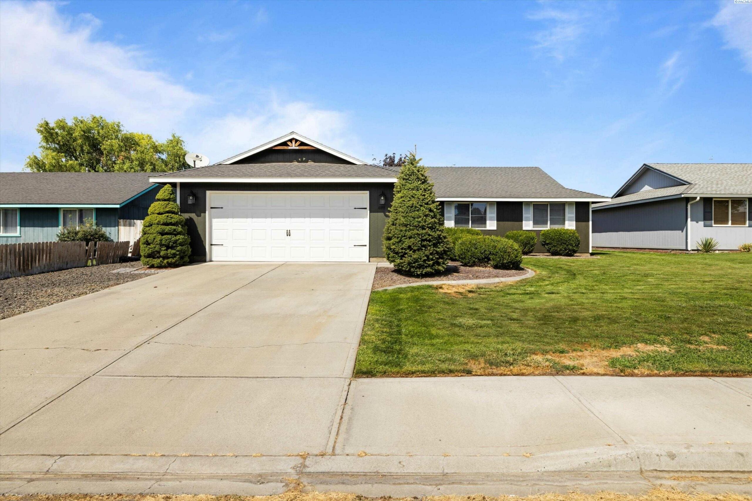 Photo of Newly Listed – 6611 Ebbets Dr, Pasco, WA 99301