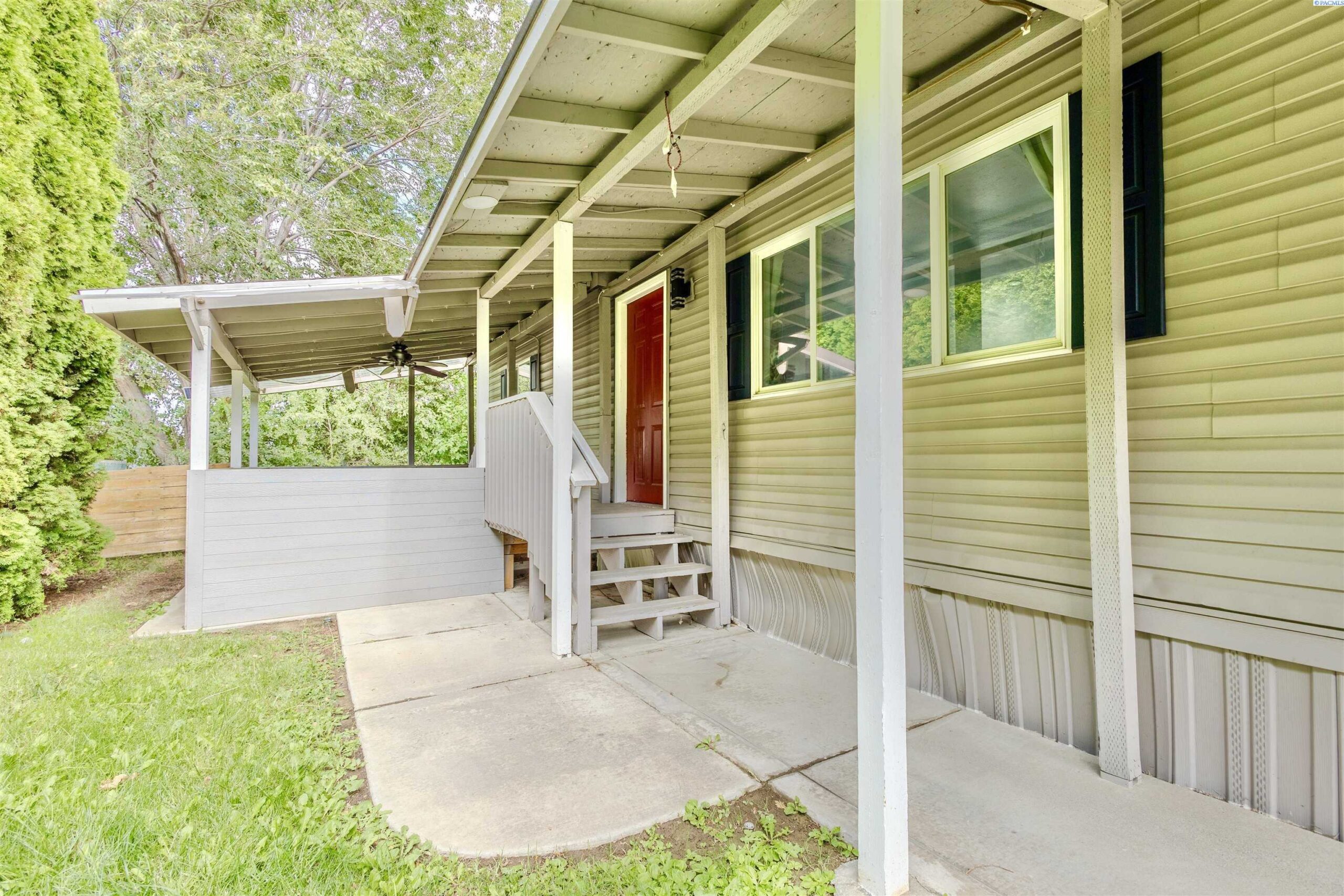 Photo of Newly Listed – 692 Lonetree Ln., Richland, WA 99352