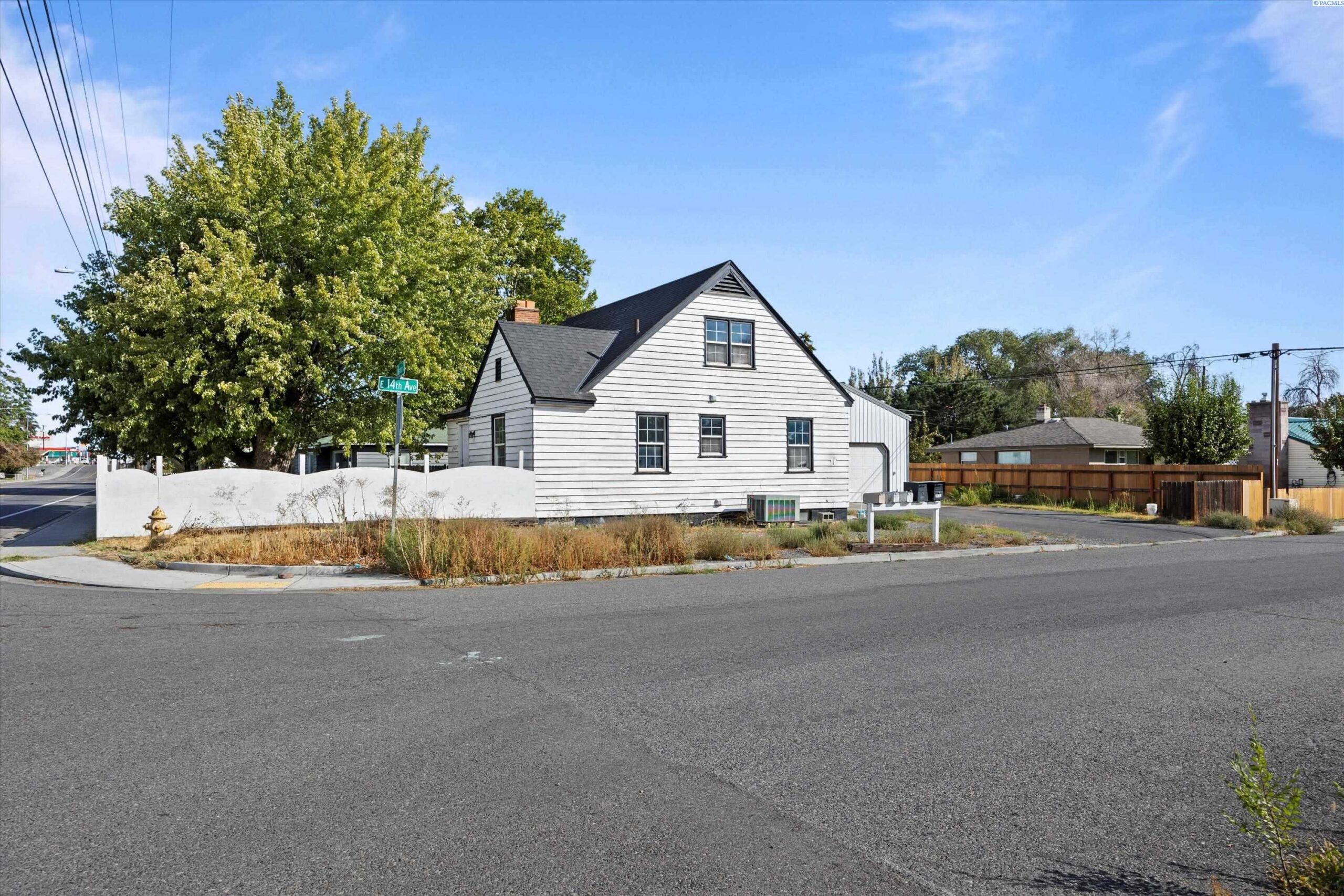 Photo of Newly Listed – 1349 S Washington St, Kennewick, WA 99336