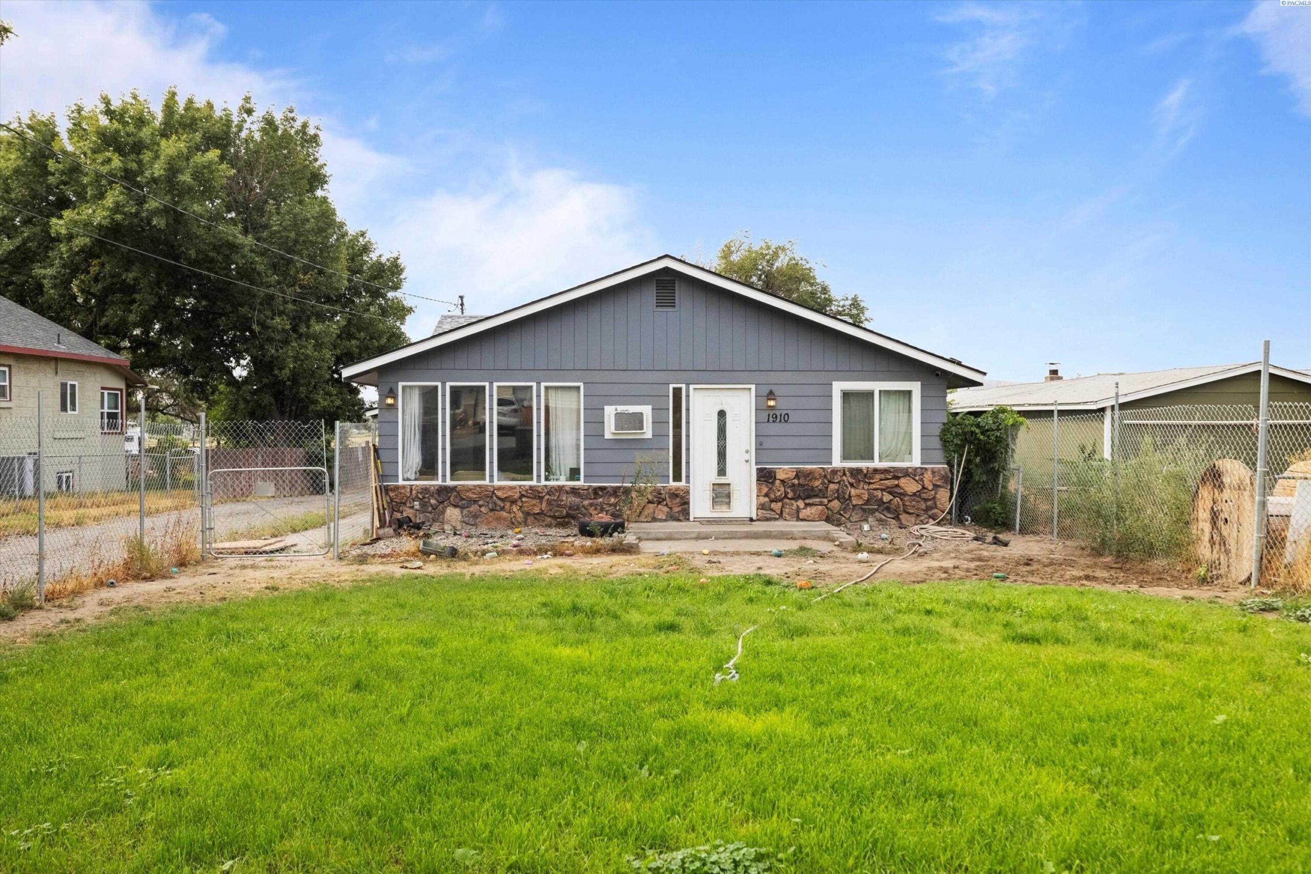 Photo of Newly Listed – 1910 E 3rd Ave, Kennewick, WA 99337