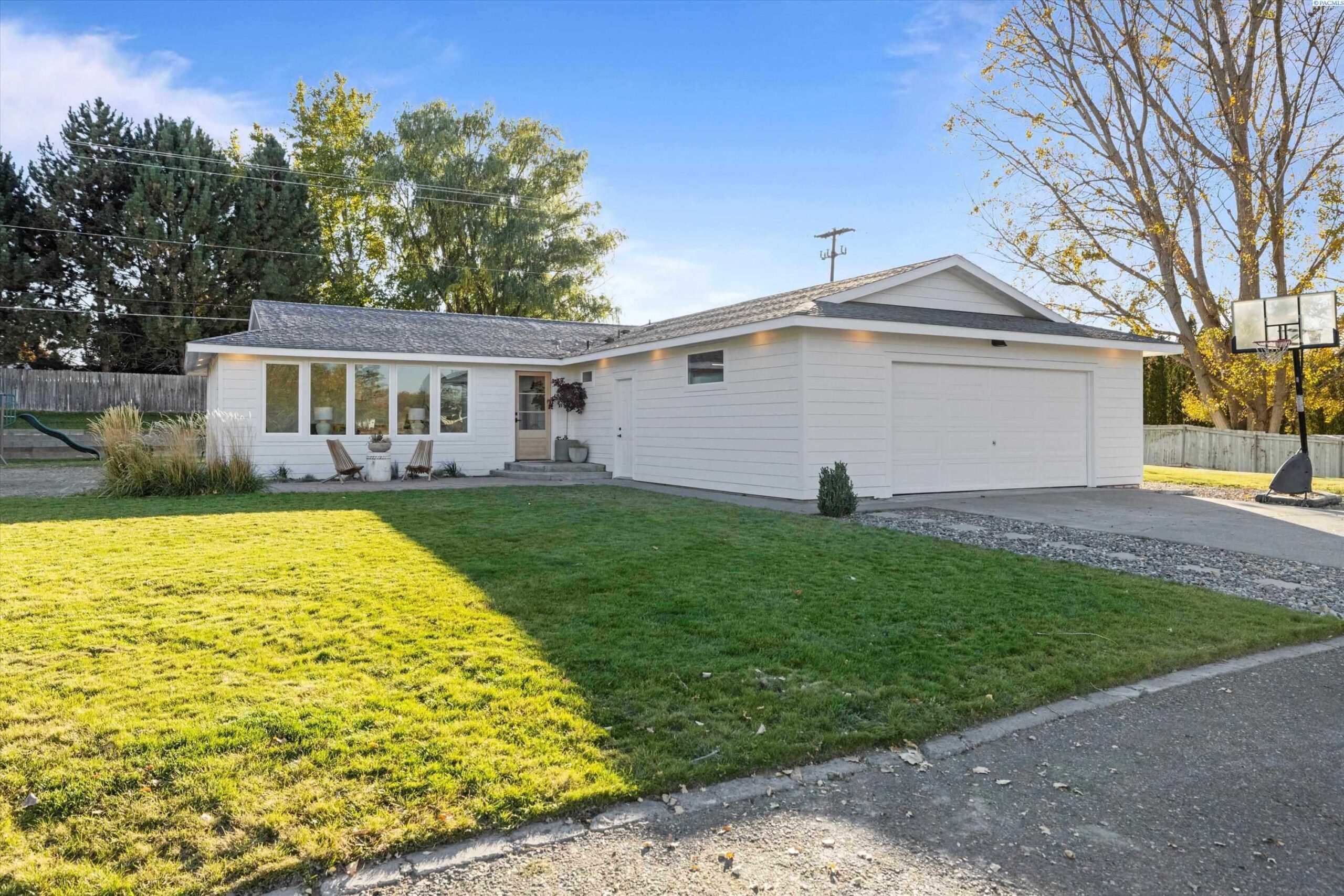 Photo of Newly Listed – 98407 E Reata Rd, Kennewick, WA 99338