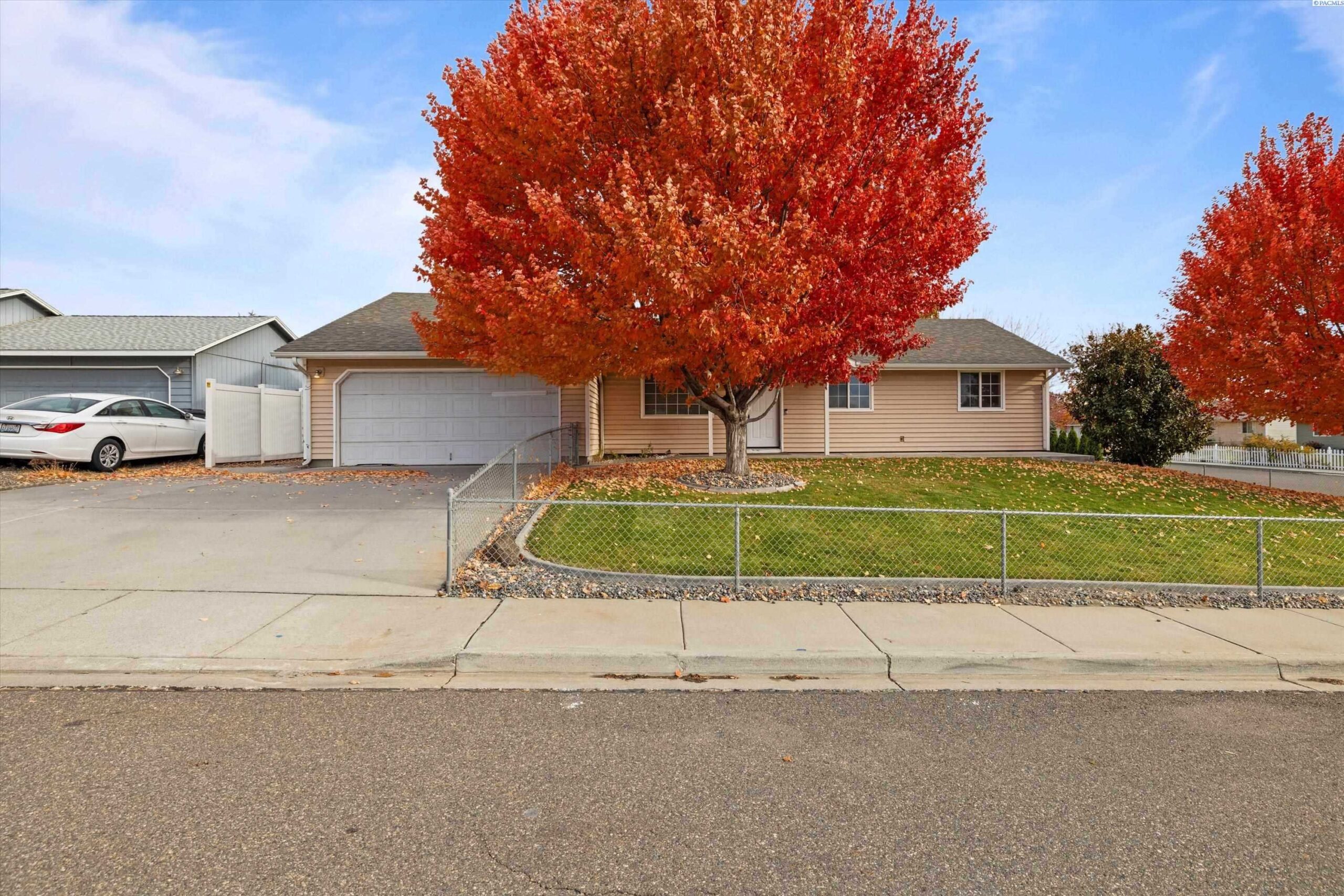 Photo of Newly Listed – 3146 Lupine St, West Richland, WA 99353