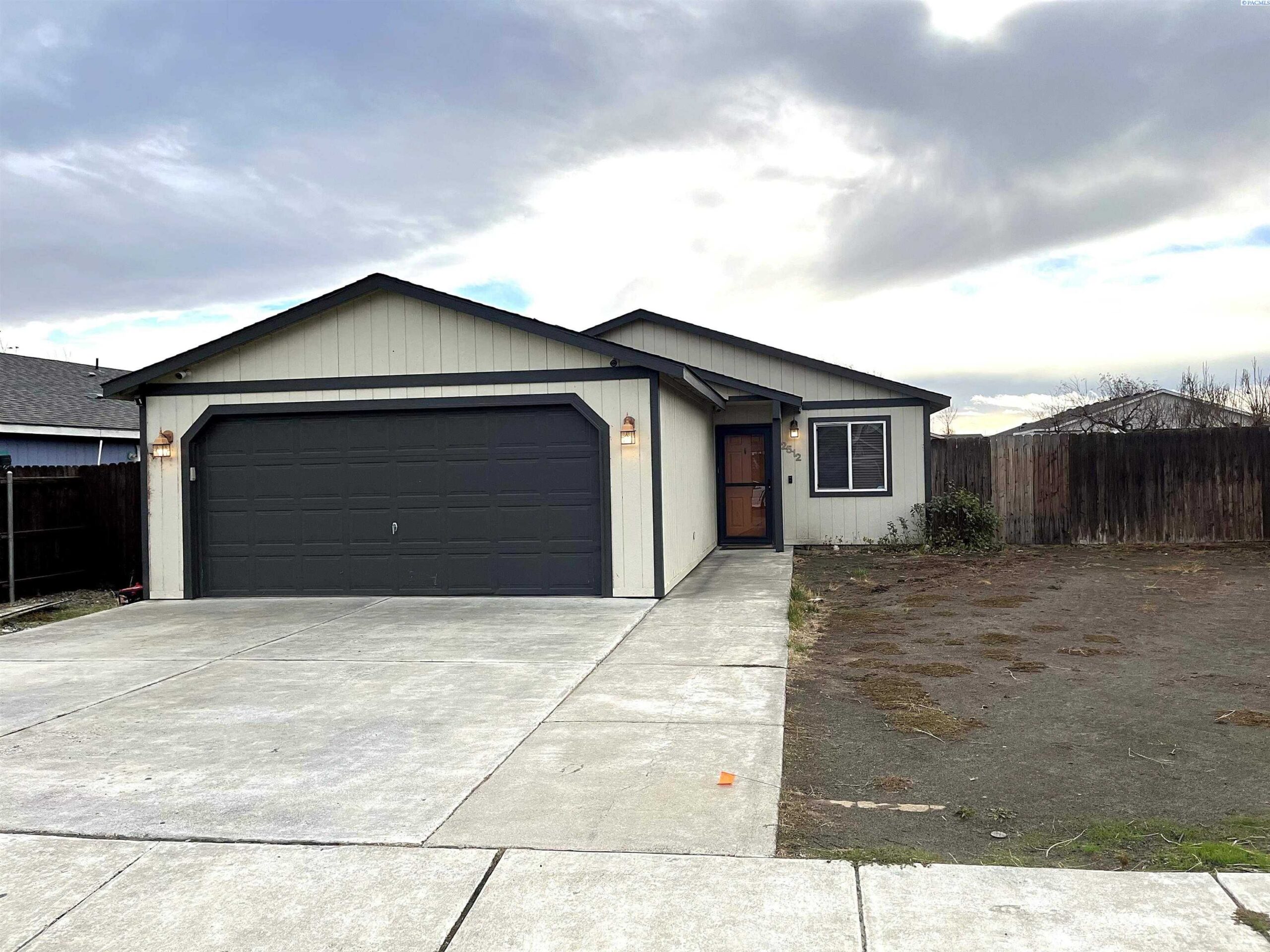 Photo of Newly Listed – 2512 E Adelia Street, Pasco, WA 99301