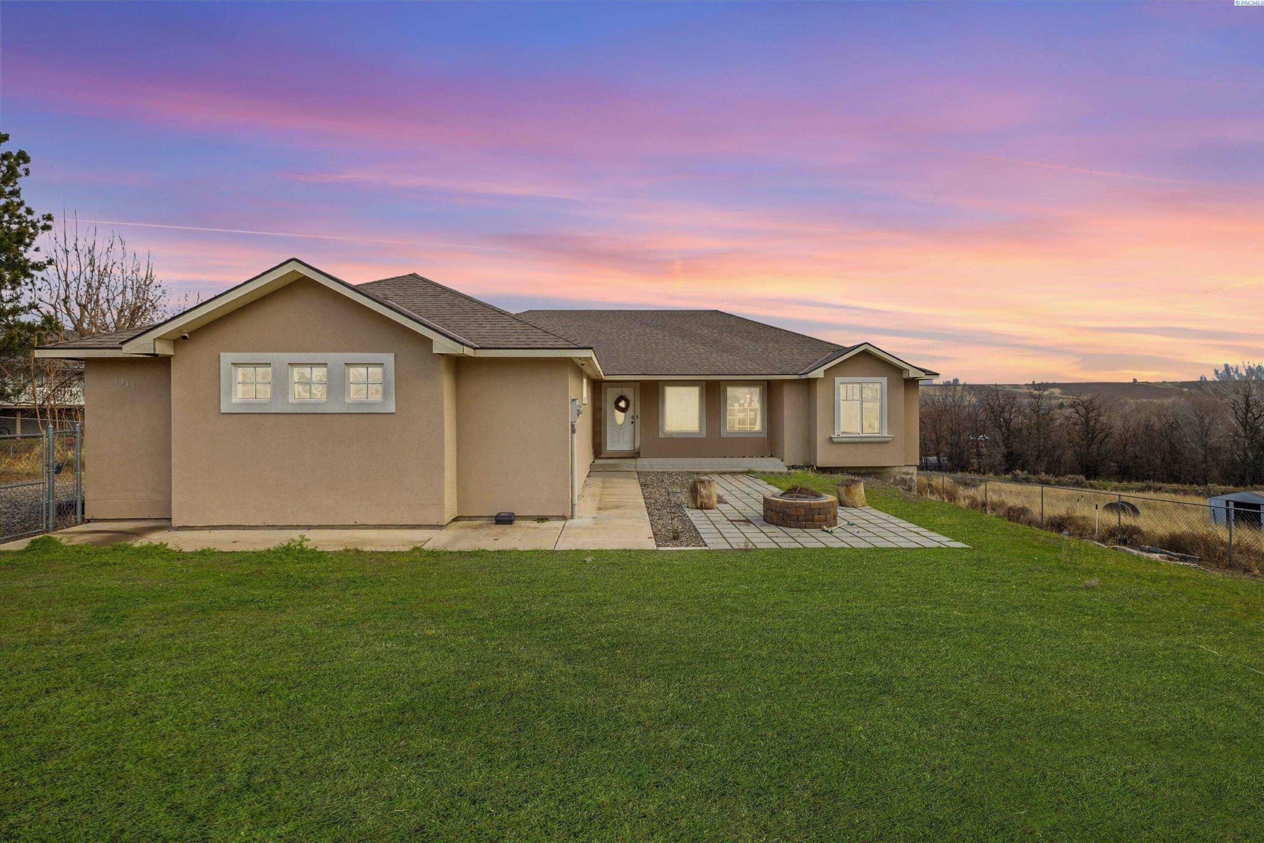 Photo of Newly Listed – 1310 9th St, Benton City, WA 99320