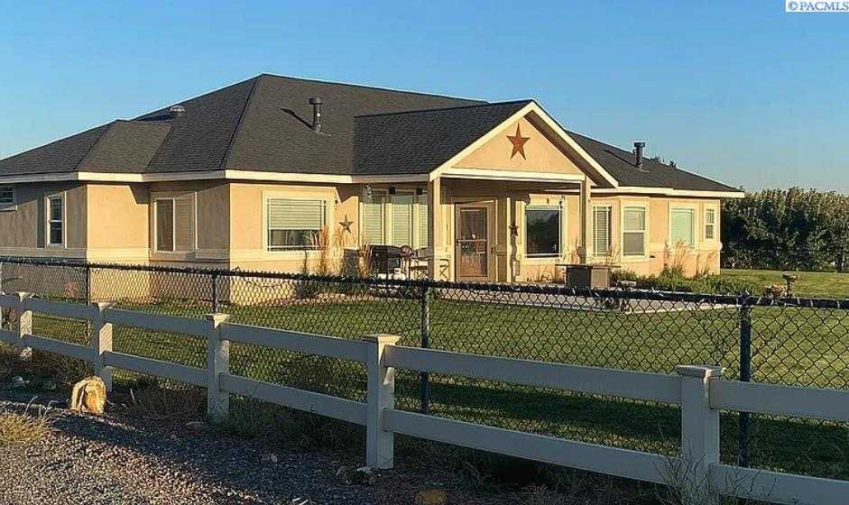Photo of Newly Listed – 7759 Yakima Valley Hwy, Zillah, WA 98953