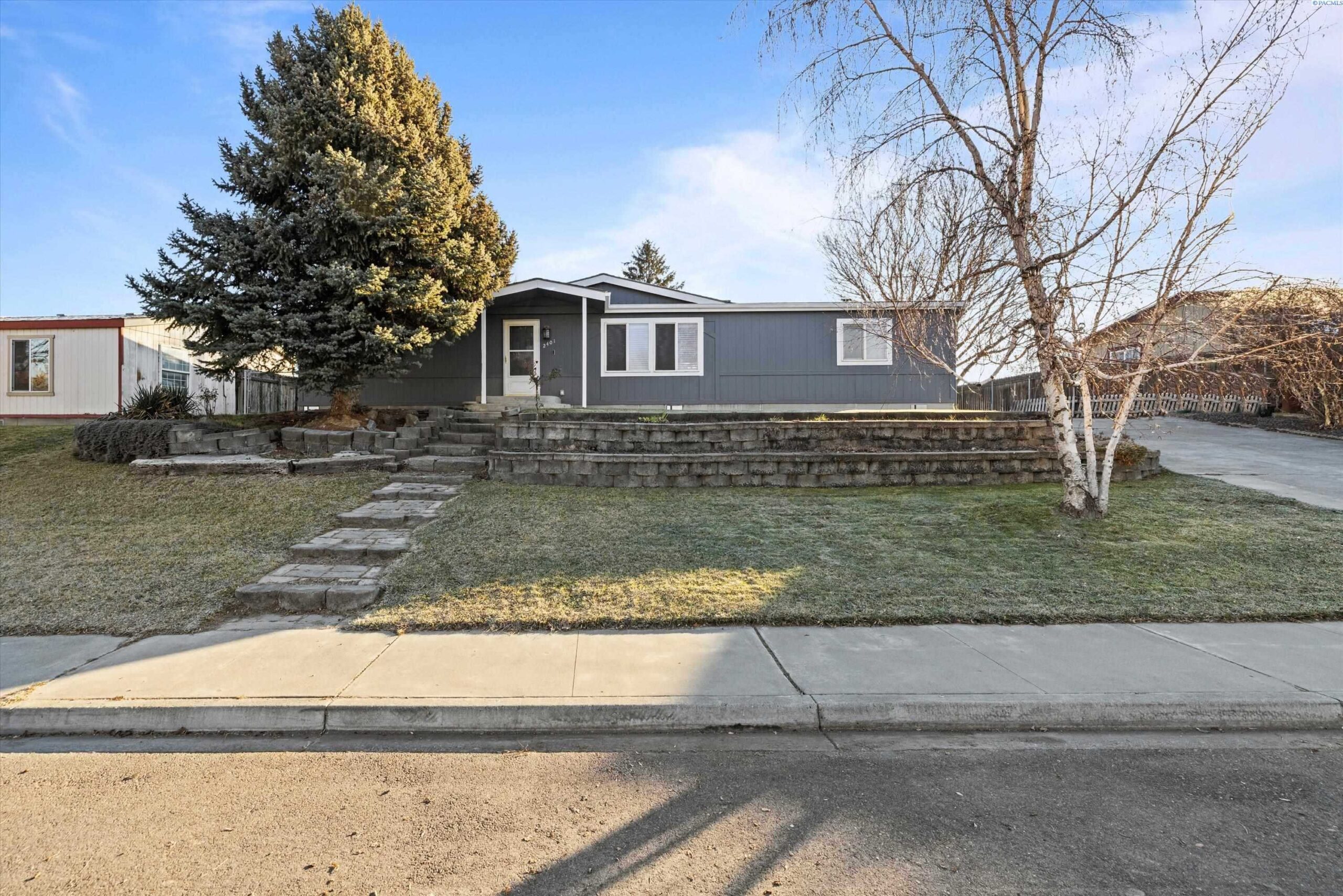 Photo of Newly Listed – 2401 S Dennis Street, Kennewick, WA 99337