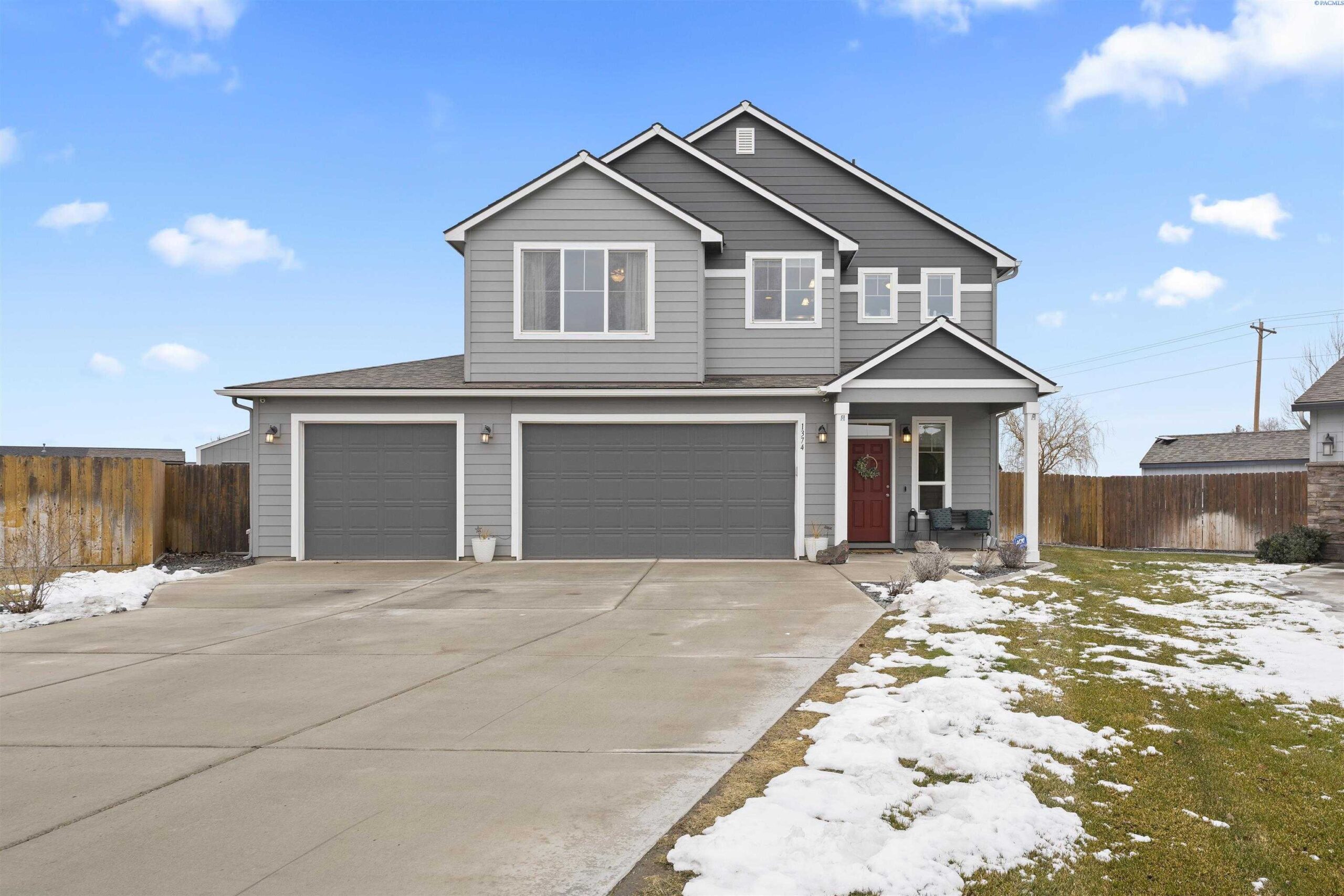 Photo of Newly Listed – 1374 Diamond Loop, West Richland, WA 99353