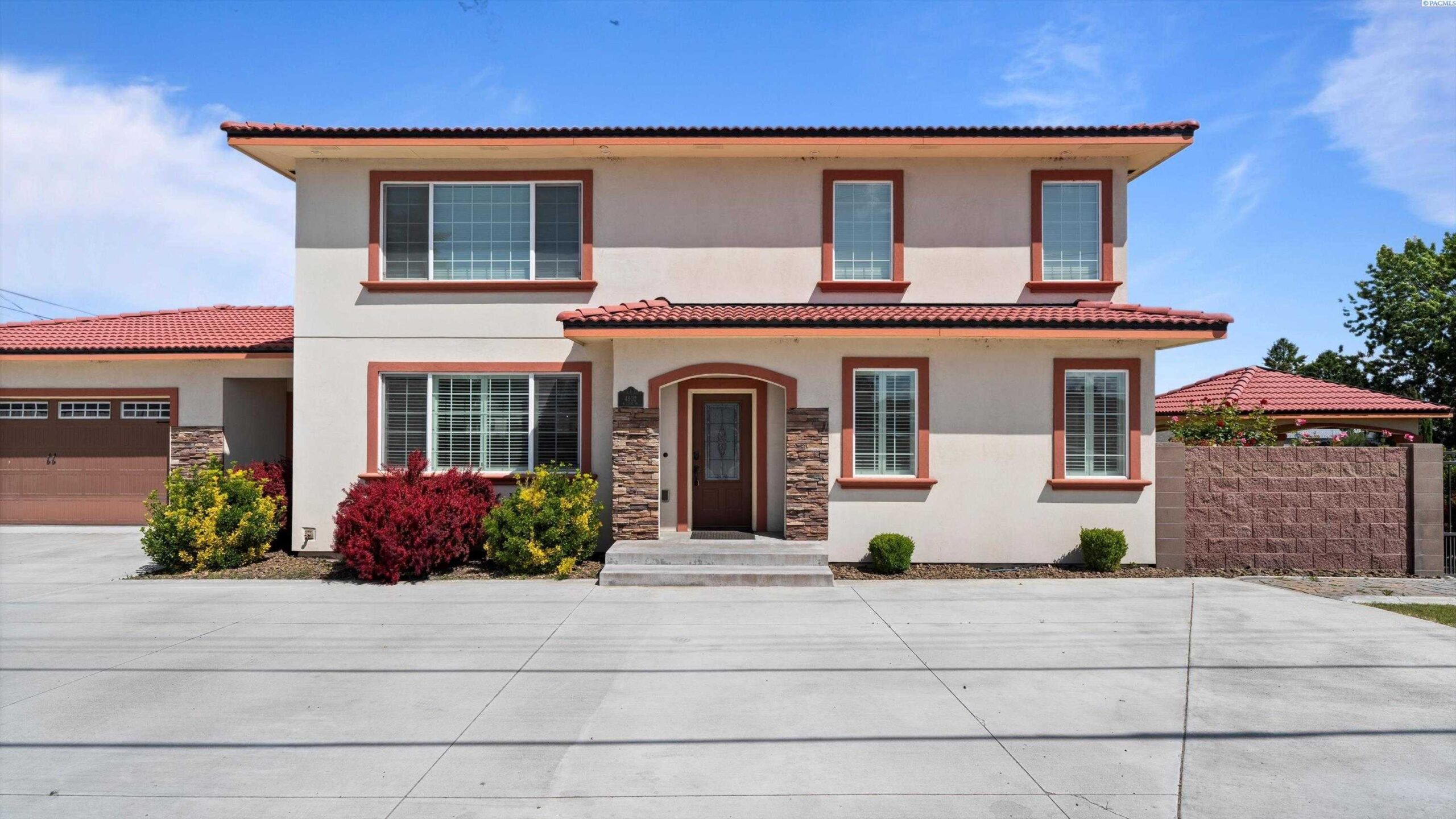 Photo of Newly Listed – 4802 W Canal Dr, Kennewick, WA 99336