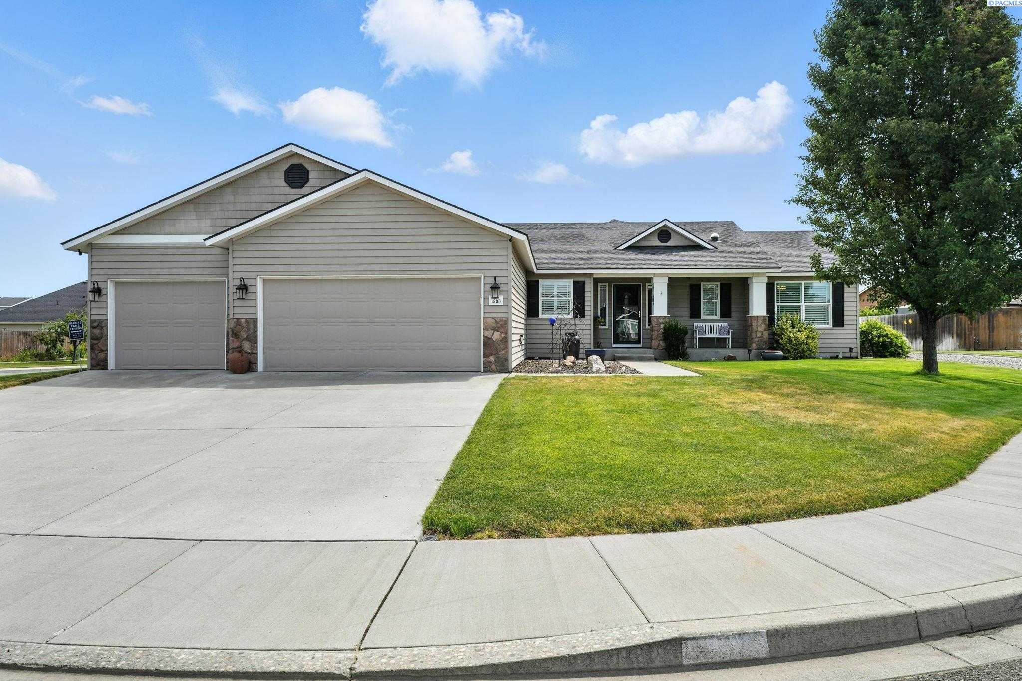 Photo of Newly Listed – 1500 S 56th Ct., West Richland, WA 99353