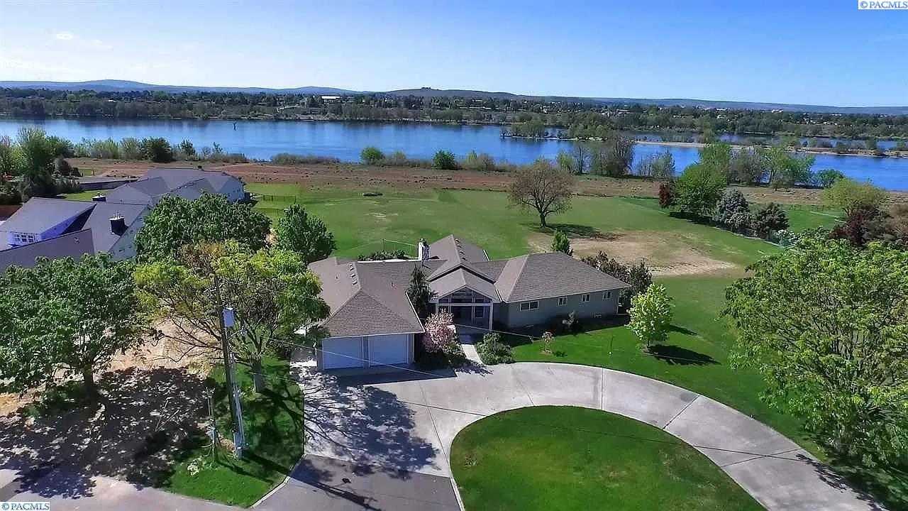 Photo of Newly Listed – 7624 W River Blvd, Pasco, WA 99301