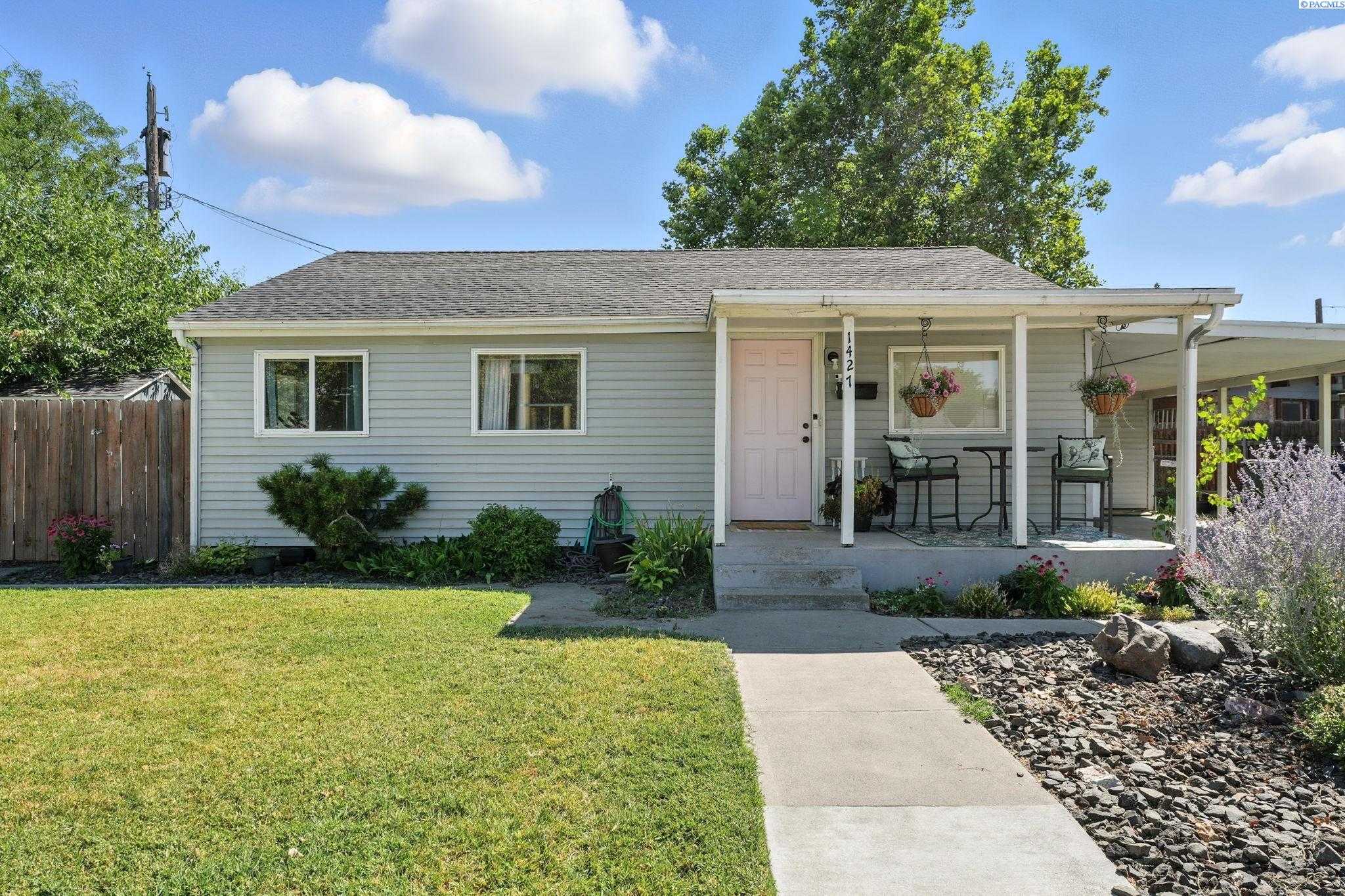 Photo of Newly Listed – 1427 Duportail St, Richland, WA 99352