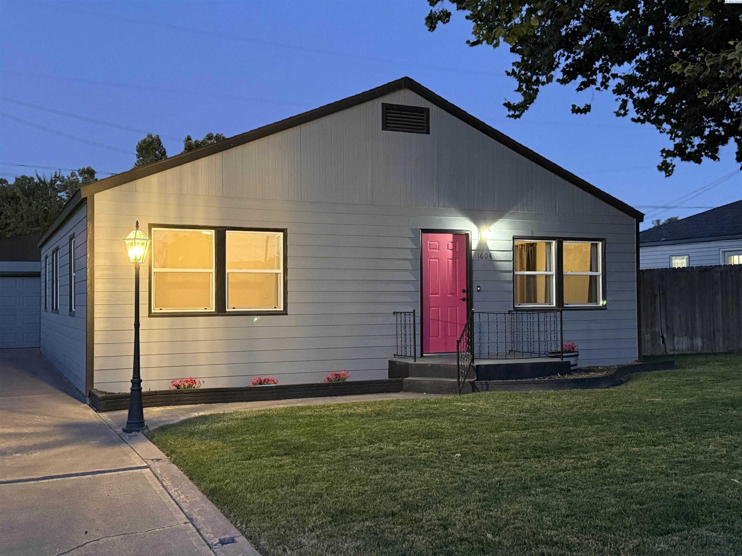 Photo of Newly Listed – 1604 Thayer Dr, Richland, WA 99354