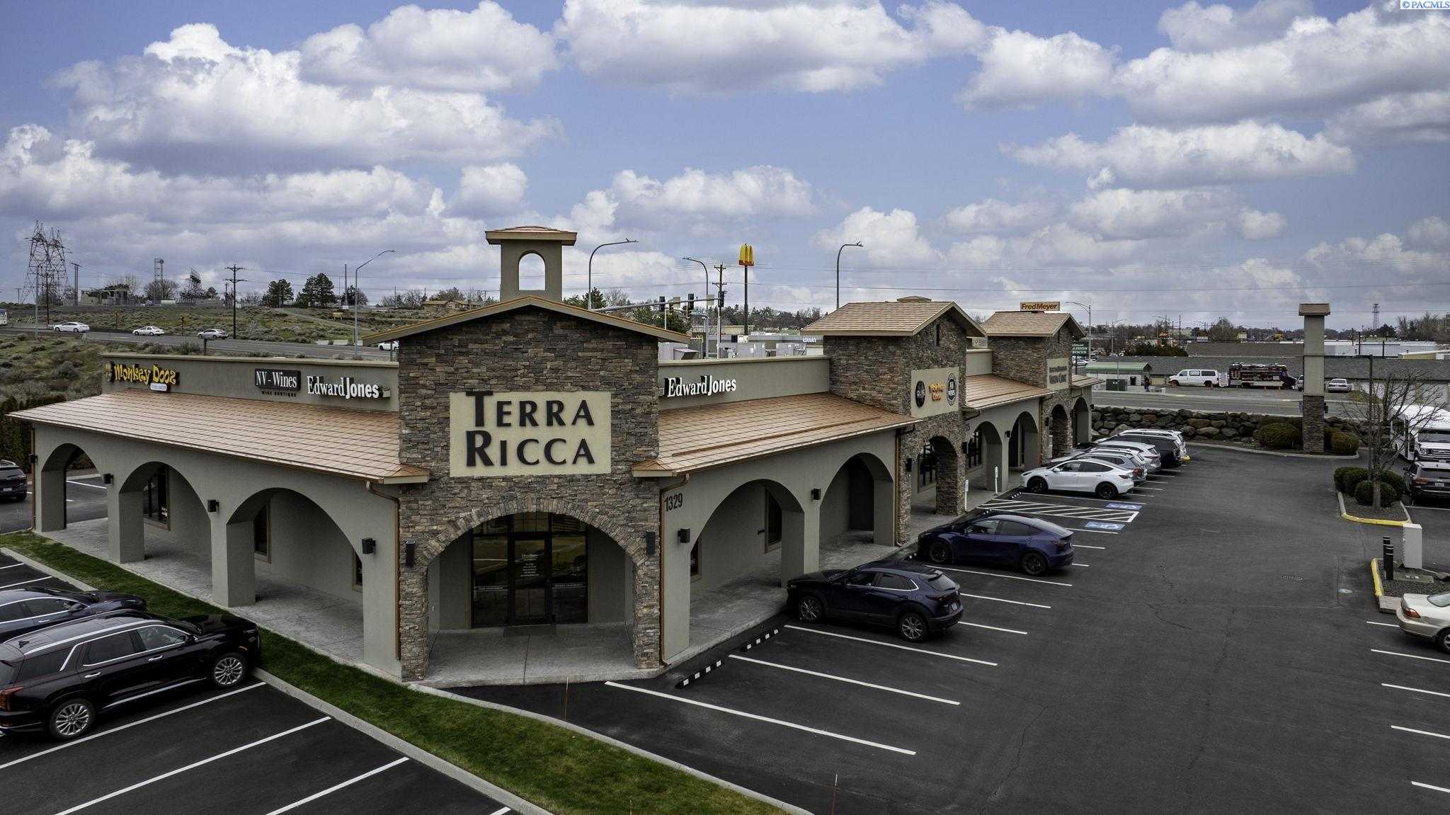 Photo of Newly Listed – 1325 Aaron Dr, Richland, WA 99352