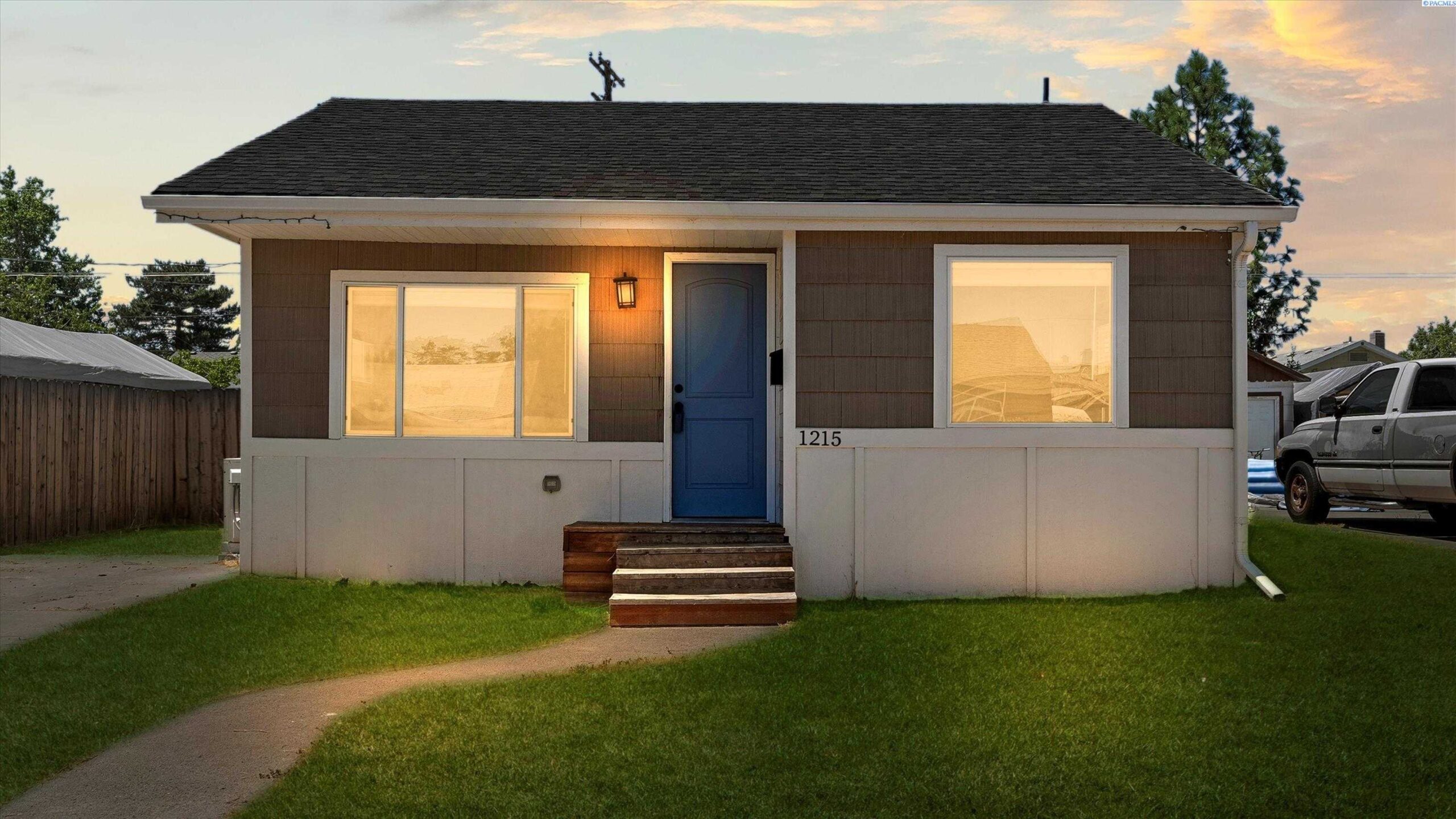 Photo of Newly Listed – 1215 Potter Ave, Richland, WA 99354