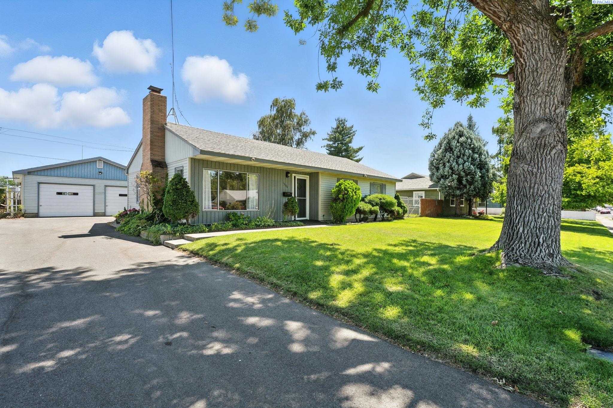 Photo of Newly Listed – 1306 Cedar Ave, Richland, WA 99354