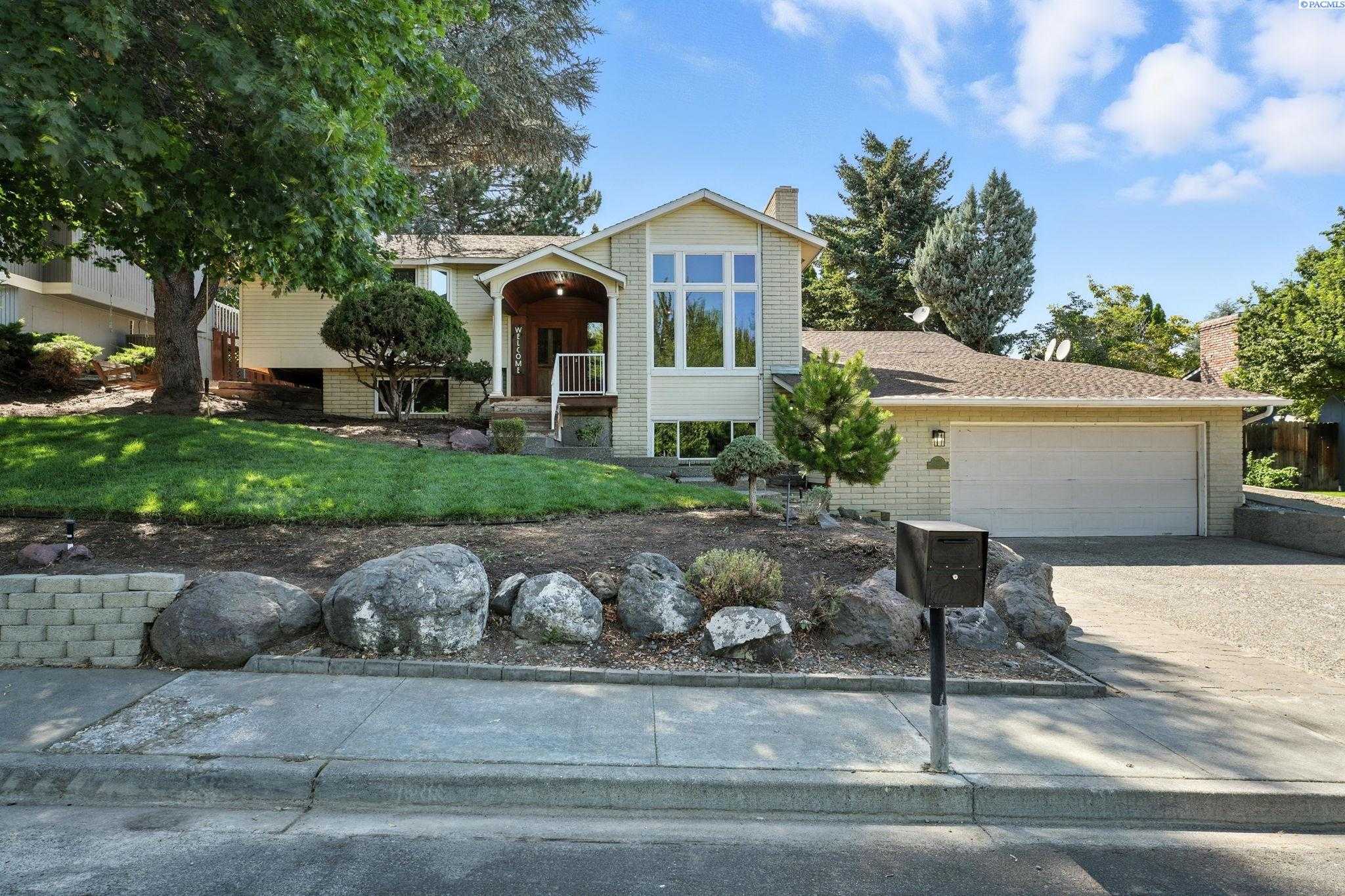 Photo of Newly Listed – 1951 Peachtree Ln, Richland, WA 99352