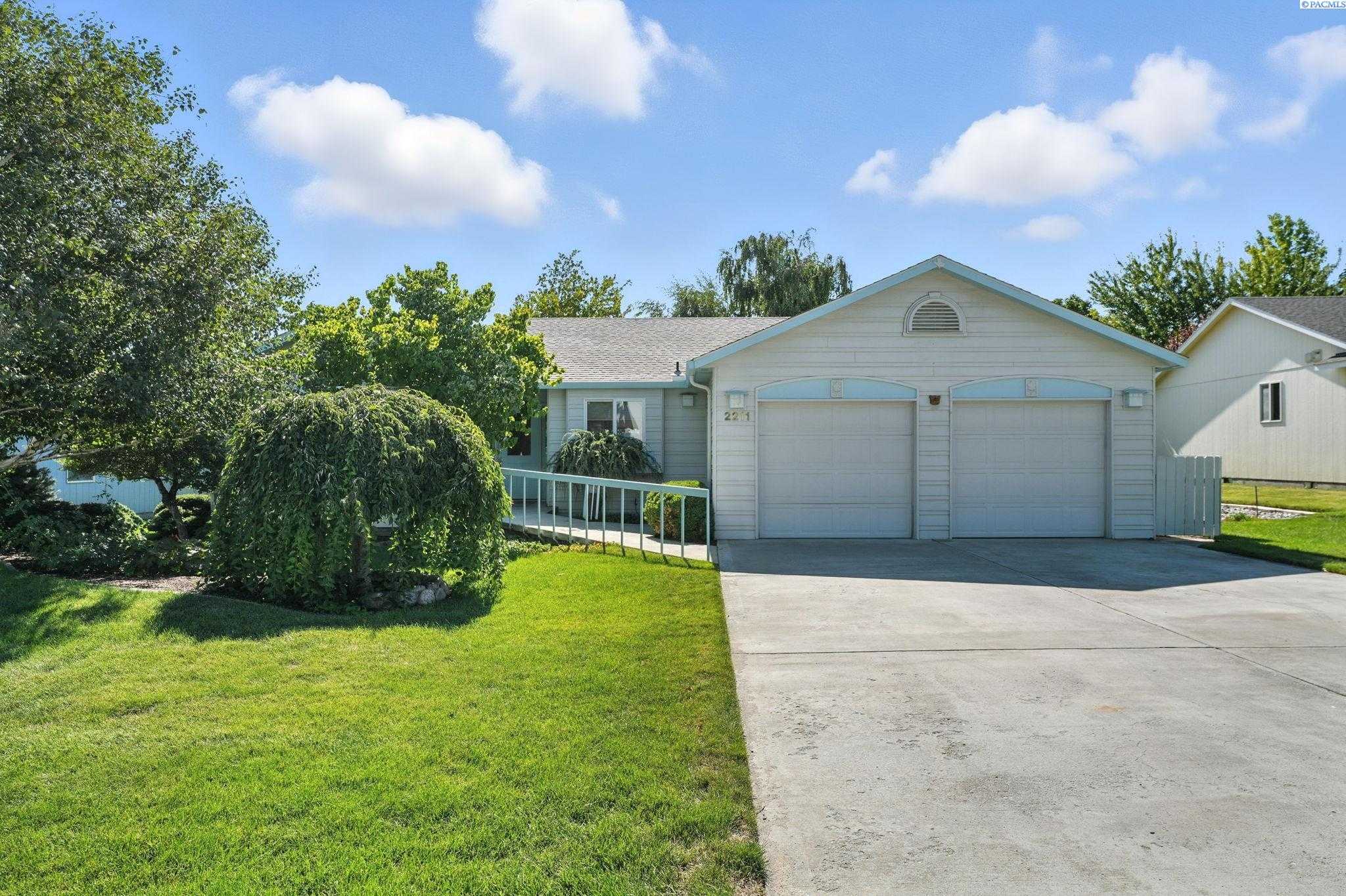 Photo of Newly Listed – 2211 S Highlands Blvd, West Richland, WA 99353