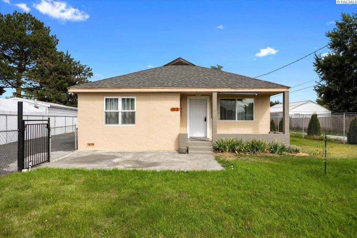 Photo of Newly Listed – 212 S 39th Ave, West Richland, WA 99353