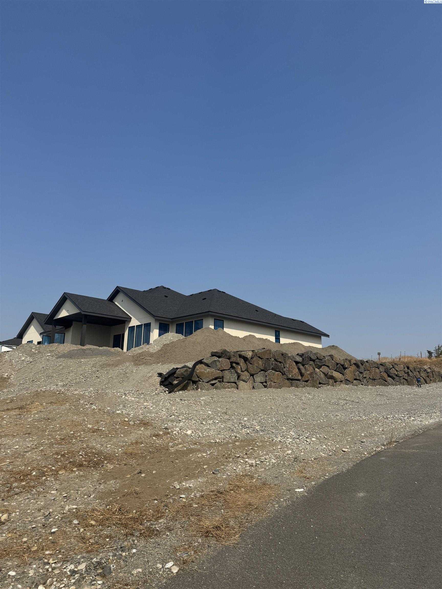 Photo of Newly Listed – 57 Columbia Bluffs Ln, Pasco, WA 99301