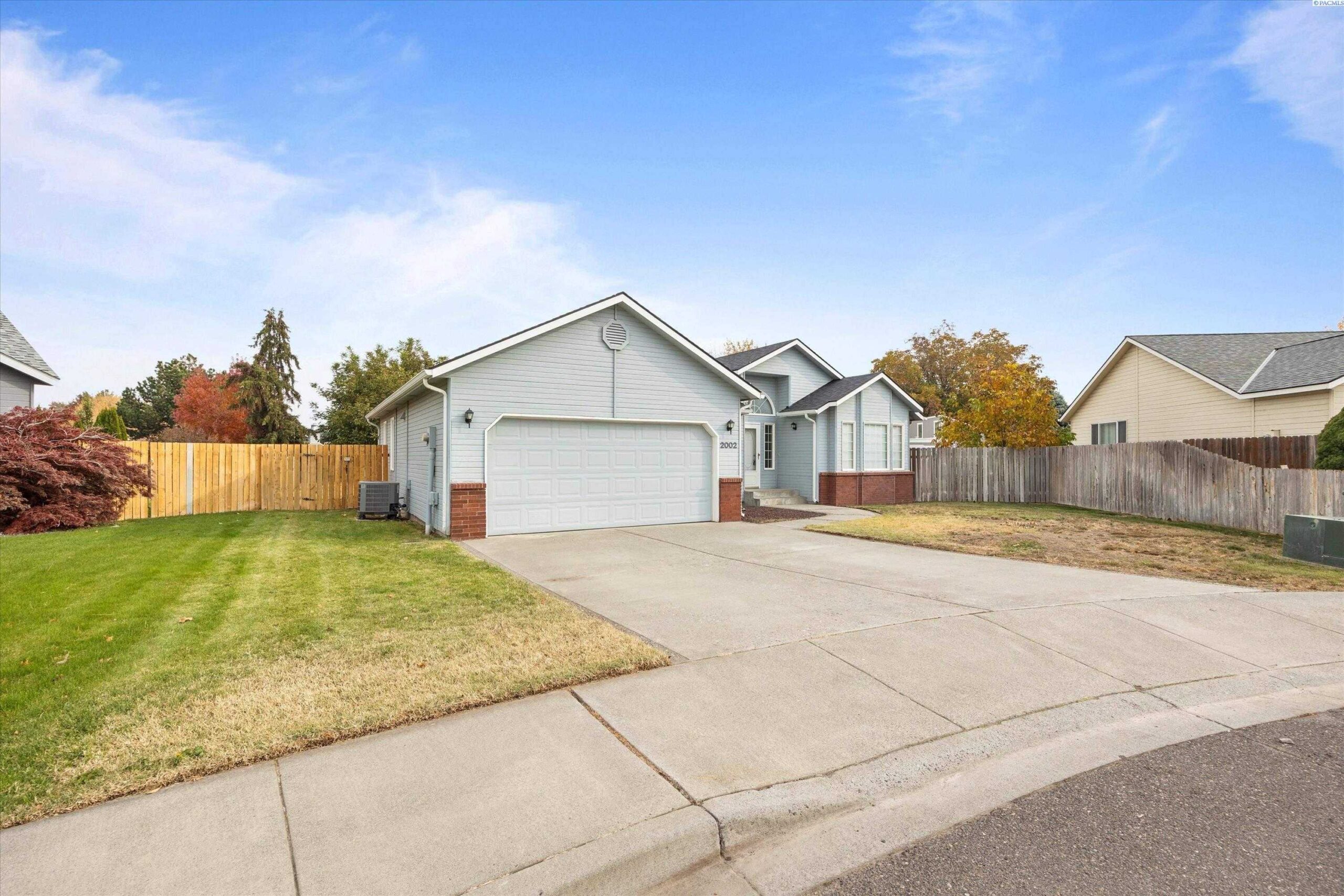 Photo of Newly Listed – 2002 W 21st Ct, Kennewick, WA 99337