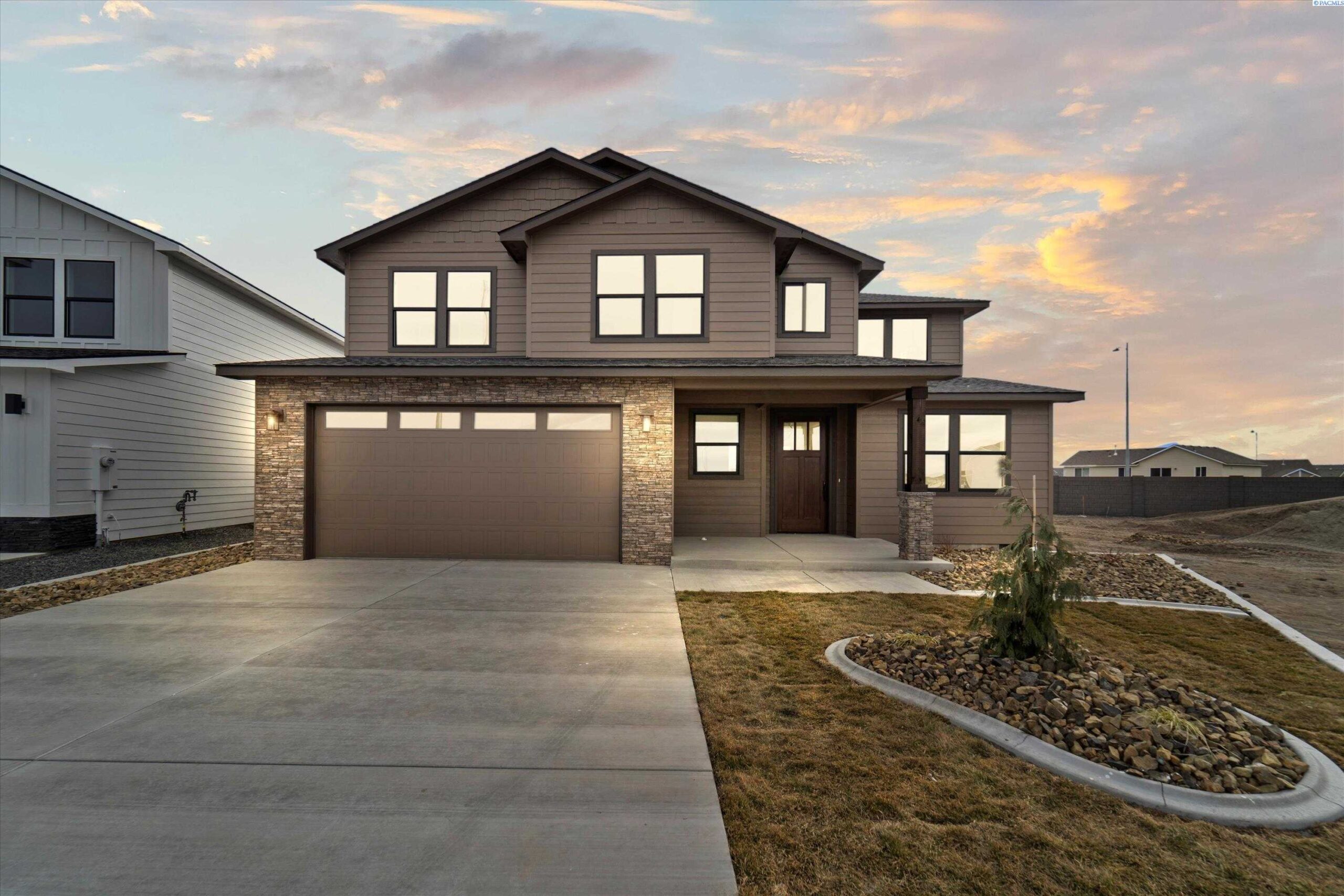 Photo of Newly Listed – 8406 Silver Mound Dr, Pasco, WA 99301