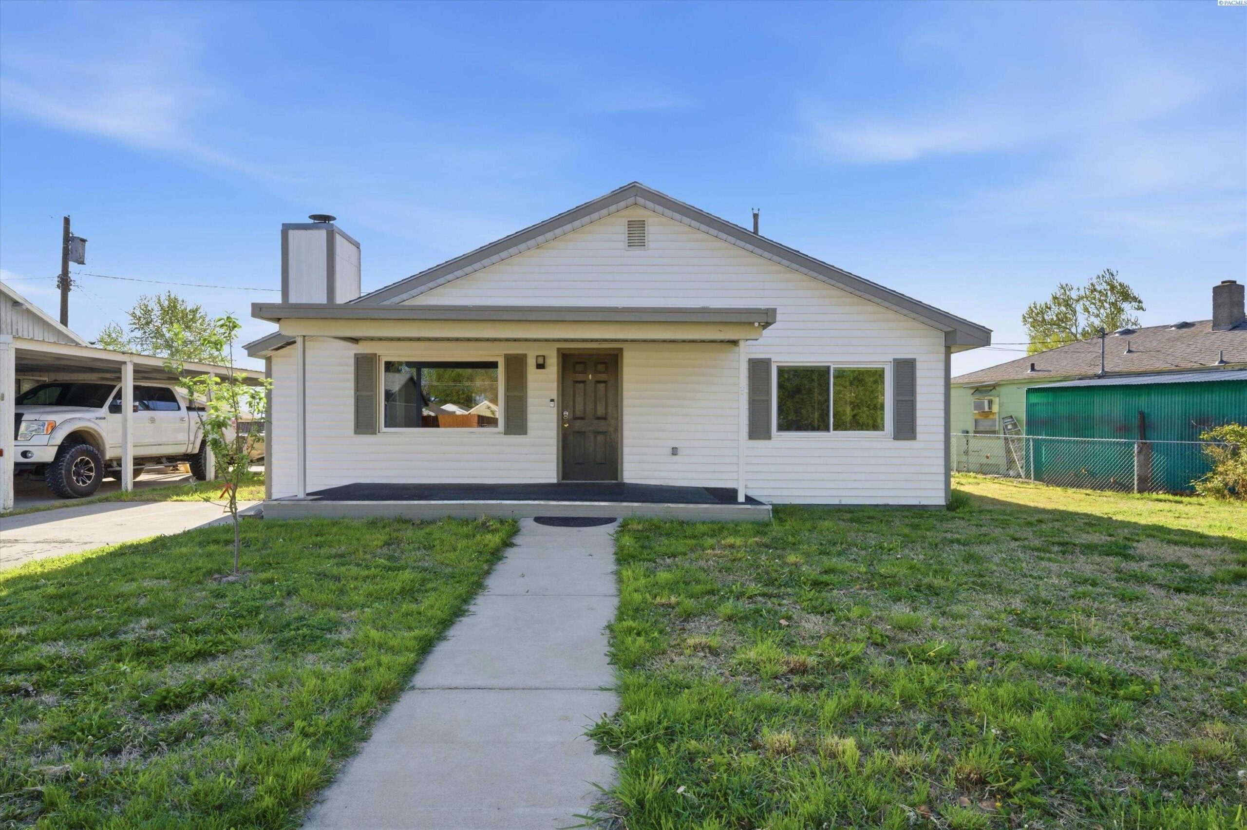 Photo of Newly Listed – 402 Rossell Ave, Richland, WA 99352